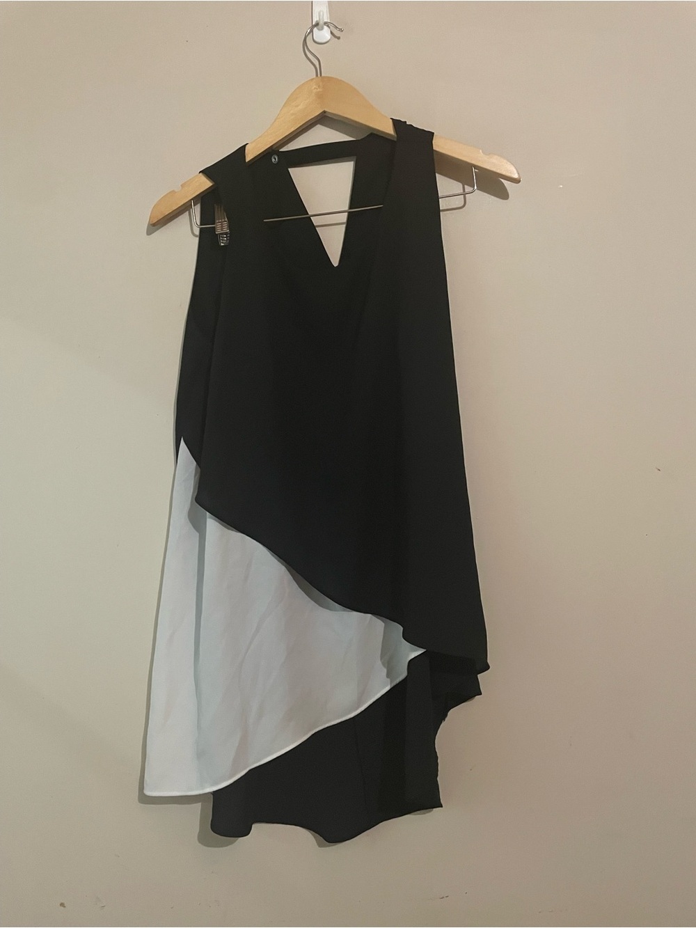 ⚠️ Bianca Nygard | Asymmetric Flowy Sleeveless Top